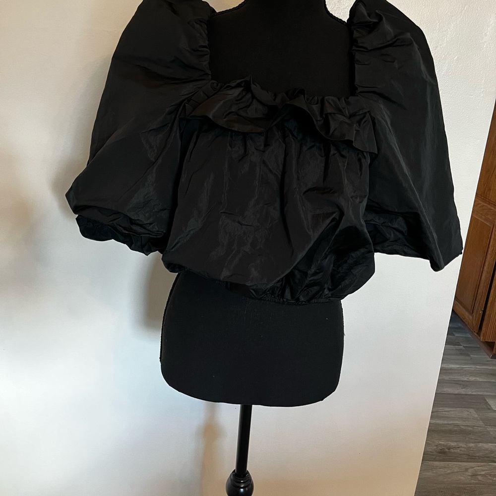 Zara Medium Black Puffy Top, Medium Zara Black Tops, Puffy Black Tops.